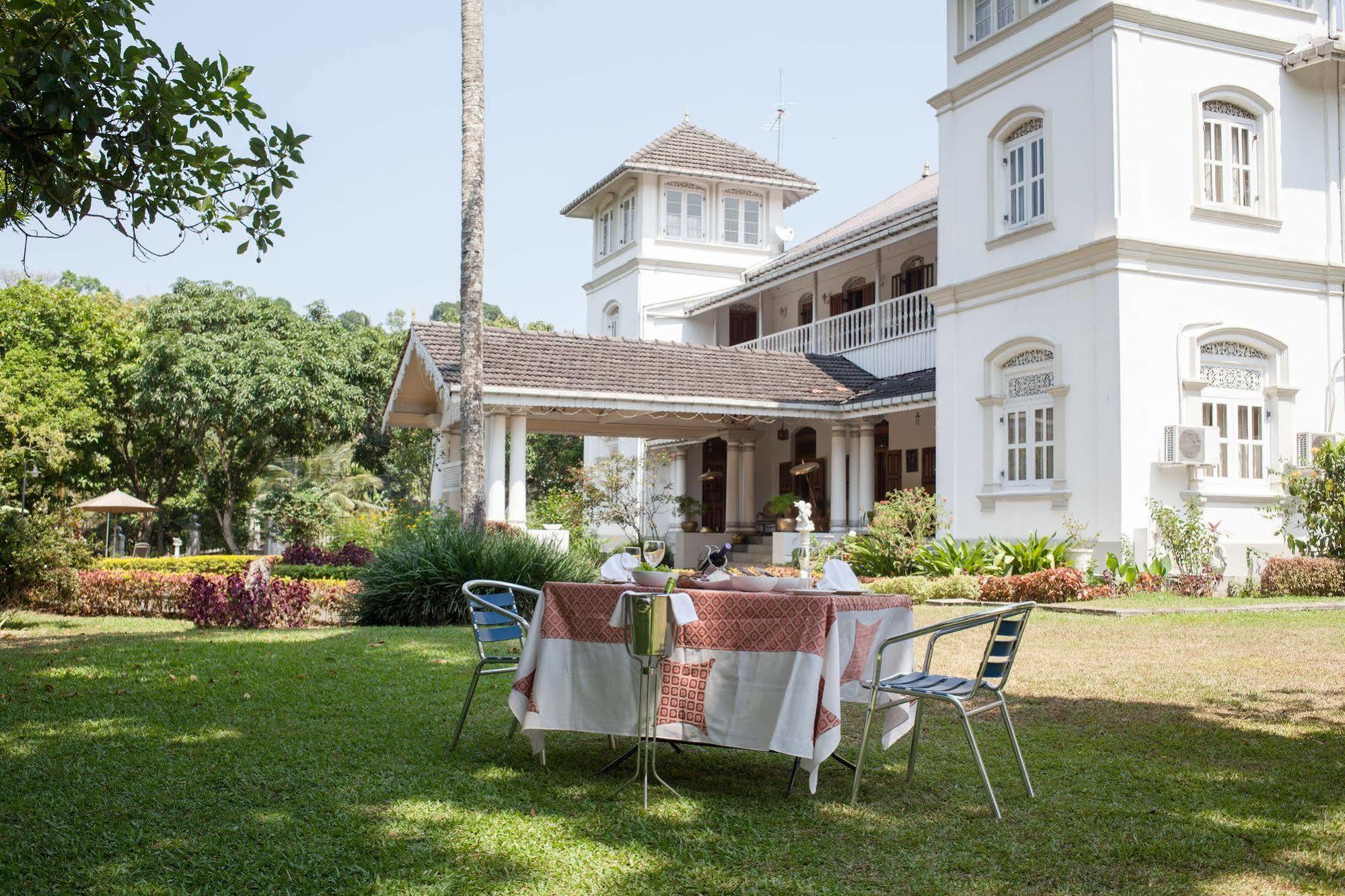 Manor House Hotell Embulpure Eksteriør bilde